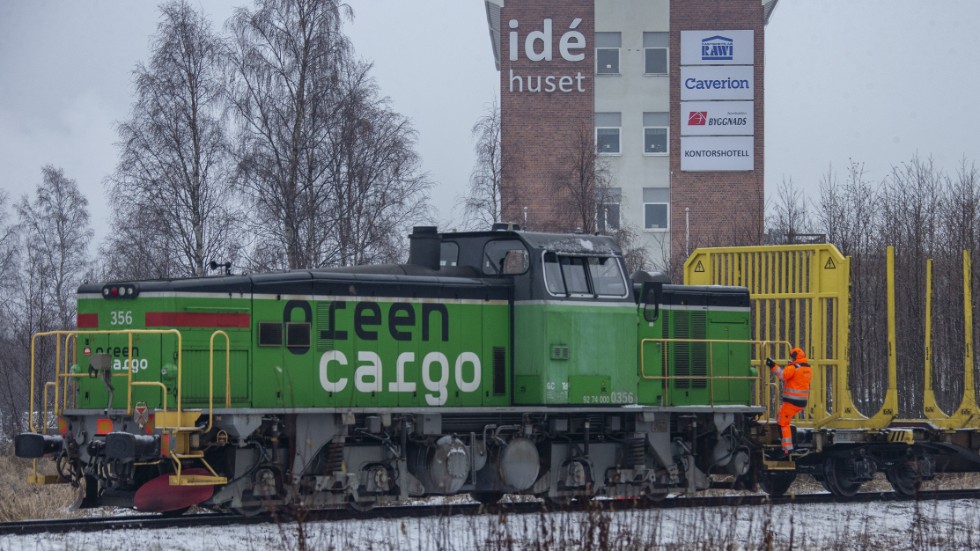 Tåget stod kvar efter att bärgaren hade dragit iväg med olyckslastbilen. Men personal från Green Cargo var på plats i loket.