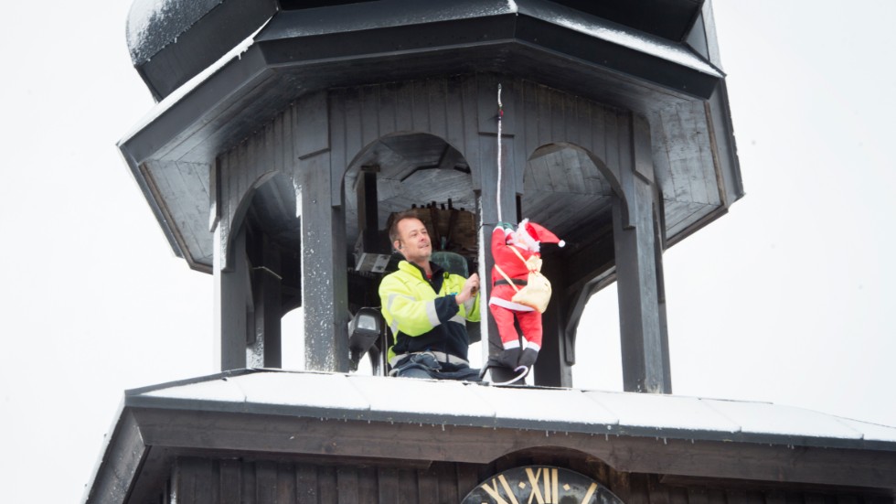 Anders Hellquist på Trobo pyntar klocktornet vid Trosa torg inför helgens julmarknad.
