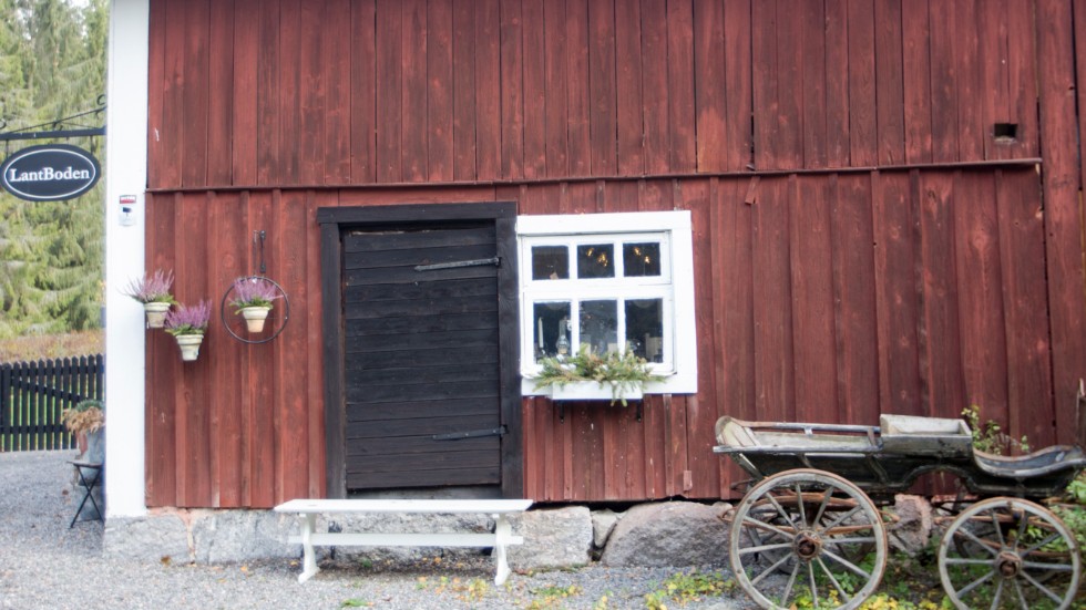 Hemma på gården Trolldal Långvik har en del av den gamla ladugårdslängan förvandlats till present- och heminredningsaffär Lantboden.