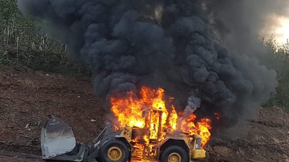 Traktorn vid sågverket totalförstördes i branden.
