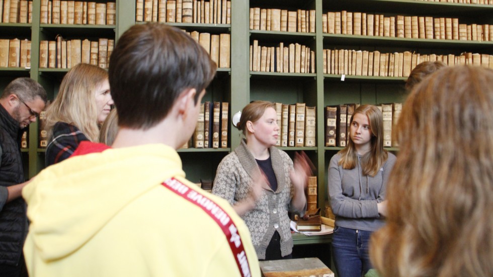 Elin Andersson gav en kort, grundläggande föreläsning om domkyrkobiblioteket med alla sina rariteter. Närmast till höger om henne ses eleven Elina Forngren.