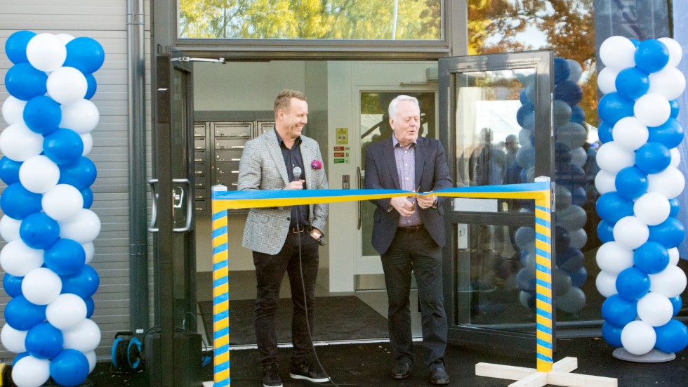 Under fredagen invigde kommunalrådet Göran Dahlström det nya kontorshotellet tillsammans med Sjötorps hus vd Pär Knutsson.