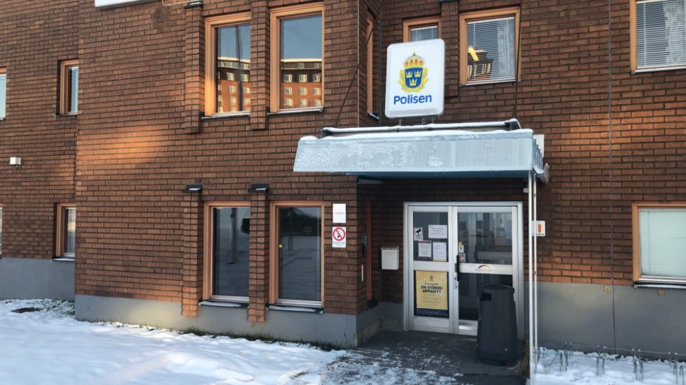 Två killar kom till polisstationen i Kiruna med en väska som de hittat i ett trapphus under fredagskvällen. 