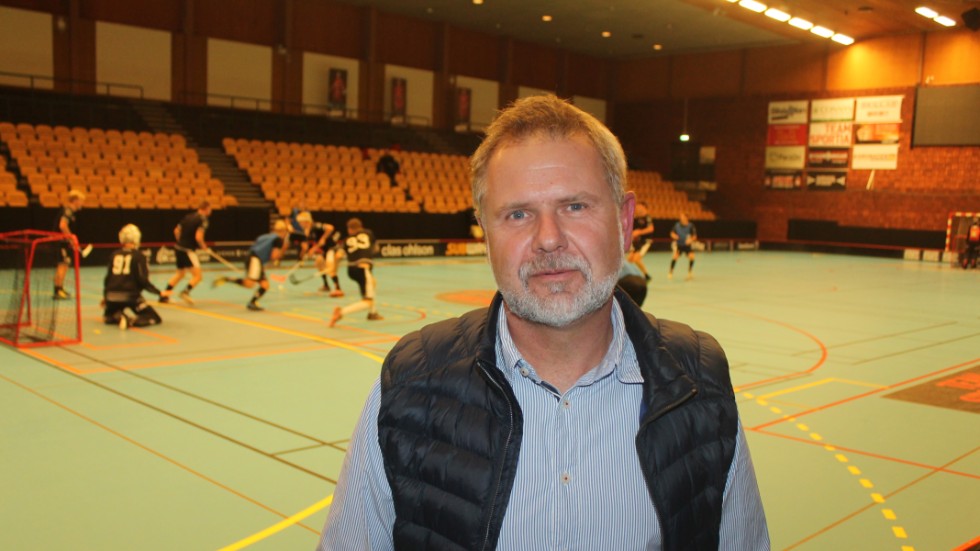 Lasse Haak har en bred bakgrund i Motalas innebandy. Nu är han ordförande i Solfjäderstaden och vill bland annat utveckla matcharrangemangen i herrettan.