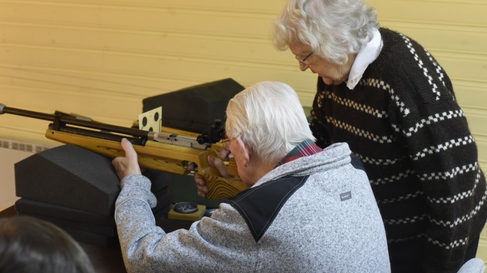 Ingvar och Siv Fröberg är riktiga veteraner i skyttegänget. Båda har fyllt 90 år, men hänger i och är med och skjuter varje vecka.