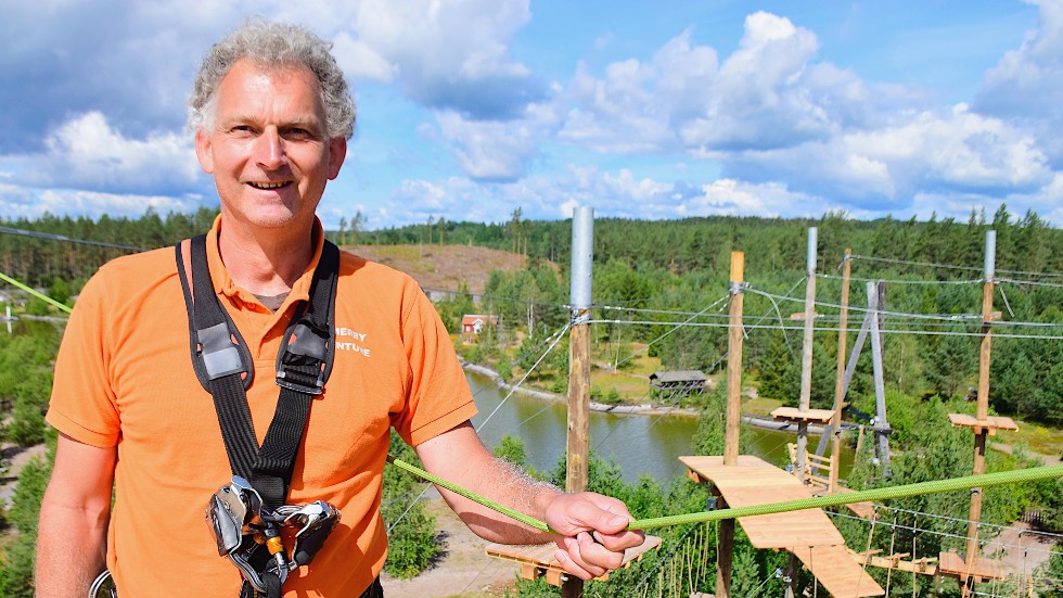 Ägaren Peter-Anner Hendrix tror att Vimmerby Adventure är hindertätast i landet: ”Jag har letat, men jag kan inte hitta någon klätterpark i Sverige som har fler hinder än vi. Och vi har 80 stycken.”