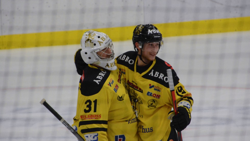 Oscar Walldén t.v. och Anton Carlsson t.h. kramar om varandra efter att den förstnämnde räddat Kallinge-Ronnebys sista straff och därmed säkrat två poäng åt Vimmerby. 