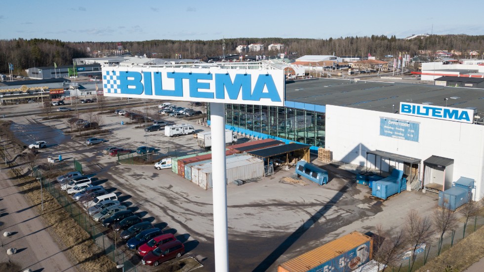 Eskilstuna kommun svarar på insändare att Biltemas skyltbeslutet är demokratiskt fattat. Bilden är från  Biltemas skylt i Västerås.