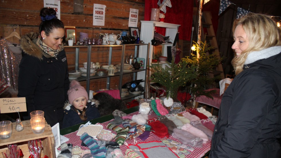 Jennifer Wetterlöf, till vänster med dottern Juline, 4, sålde stickat och virkat på Wallmokrans julmarknad.