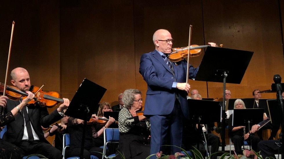 Till vardags spelar violinisten Anders Wall i Kungliga Hovkapellet. På lördagen gästade han Katrineholms symfoniorkester.