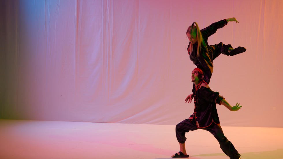 Verket "Konflikt" innehåller dansdialoger med inslag av hip hop och kampsport. De internationellt verksamma dansarna Inxi & Sasha gör turnebesök  på UKK.