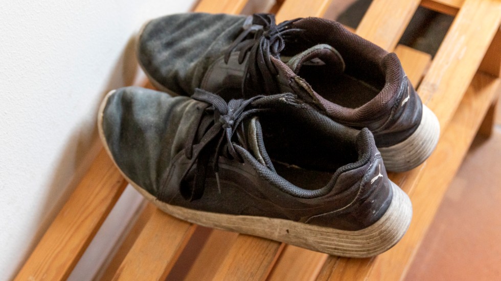 På en hylla i hallen står Manfreds slitna skor fortfarande kvar. Eva har inte klarat att slänga dem.
