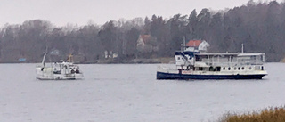 Skeppet har bogserats bort från Fyrisån