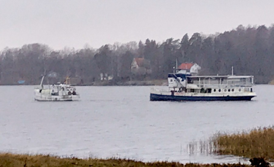 Det var vid 09:30 som Rolf Hamilton såg Skeppet bogseras i väg när han tittade ut genom ett fönster i sitt hem i närheten av Flottsund. När bilden togs hade fartyget nyligen lämnat Fyrisån och kommit ut i Ekoln.