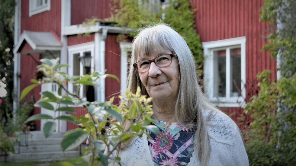Det gamla ålderdomshemmet i Torstuna, rymmer tio … eller tolv rum, jag har inte räknat så noga, säger Britta Dalved som nu fyller 75 år.