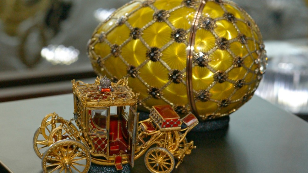 Glad påsk! Tsaren överraskade frugan med guldvagn i diamantägg. Alltmedan resten av ryssarna svalt.

