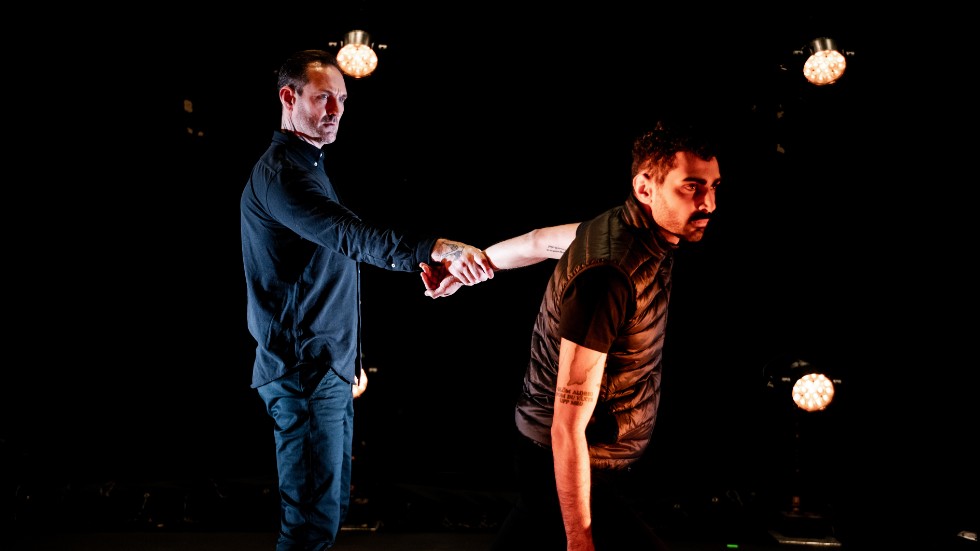 Robin Stegmar och Alexander Abdallah i föreställningen "Bye, bye bror" som spelas i Cosmos i Katrineholm den 12 februari.