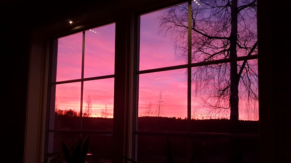 En praktfull himmel tonar upp sig utanför fönstret strax utanför Vimmerby vid 16-tiden på Nyårsdagen. Tog du också bilder av solnedgången? Skicka in dem till oss.