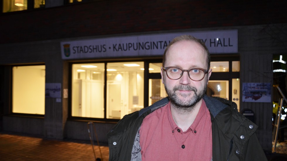 Kommunalrådet Sven Tornbergs (C) parti vill dra sig ur en försäljning av värmeverket.