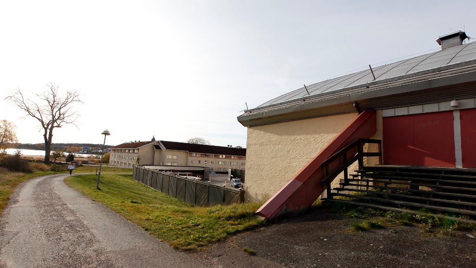 Våldtäkten ägde rum på Tosterön, nära Svenska hem arena. De två som redan dömts och den tredje som nu misstänks bodde på Mälarblick, som vid tidpunkten var ett boende för asylsökande.