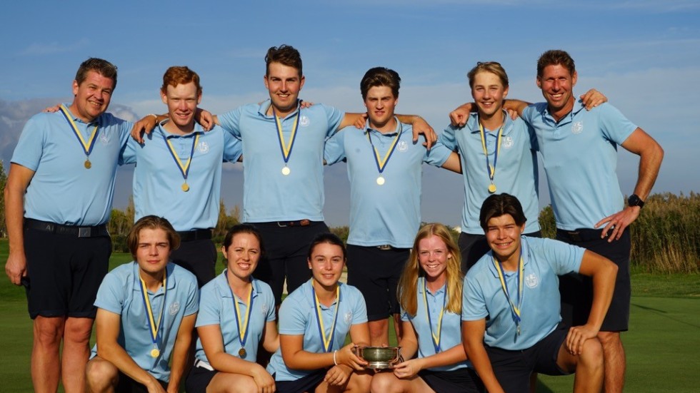 Det vinnande laget och ledarna i Landeryds golfklubb.