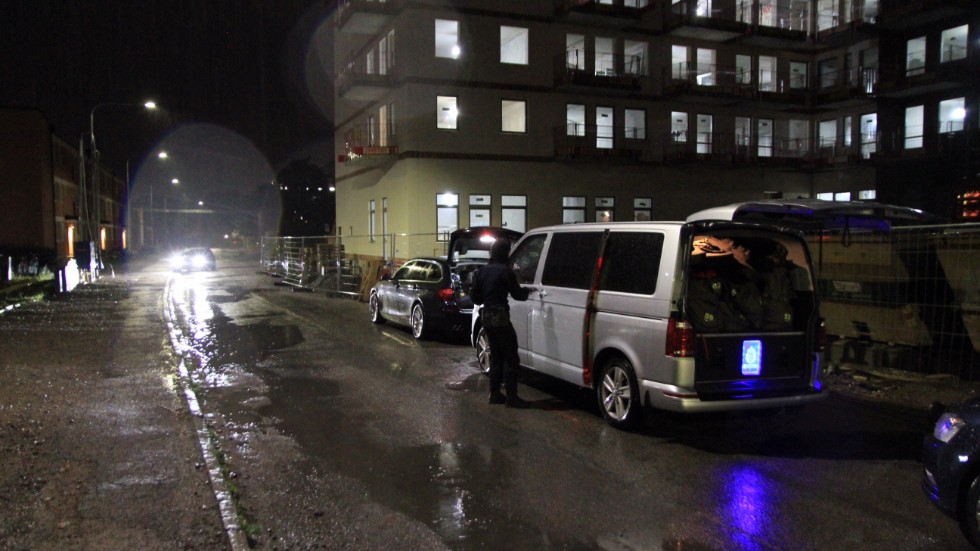 Flera skott sköts mot en lägenhet i Gränby en sommarkväll förra året. 