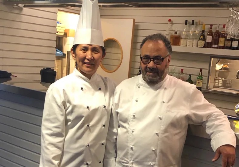 Paret Peter och Jagga öppnar ny restaurang vid Silvertorget i Stadsängarna tillsammans med den erfarne krögaren Naili. Restaurangen satsar på  hälsosam asiatisk mat. 