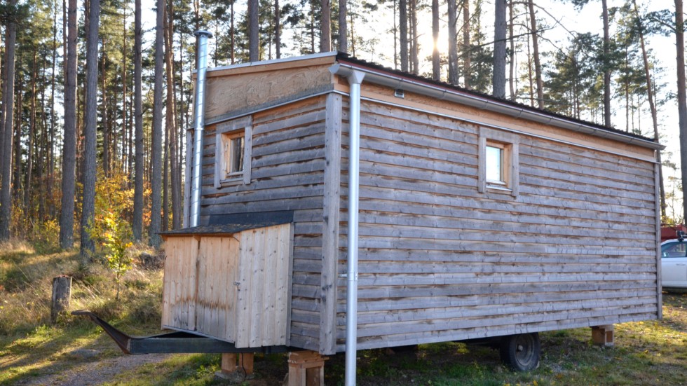 Patrik Sundberg har byggt ett eget hus på sin trädgård. 