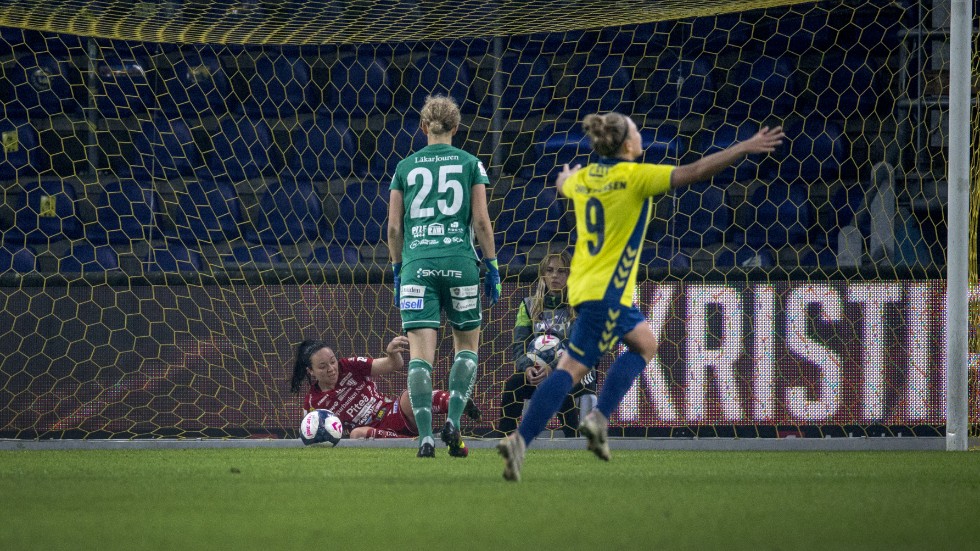 June Pedersen var nära att rädda bollen efter att den passerat Cajsa Andersson men nådde inte riktigt fram.