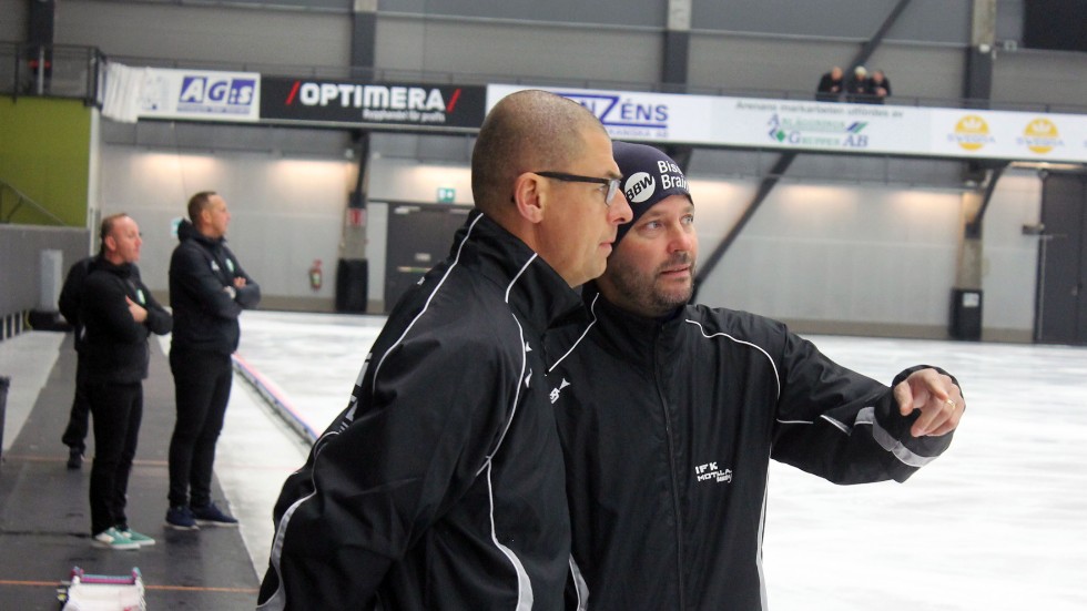 IFK Motalas coacher Björn Beckne och Mattias Sjöholm diskuterar spelet under första halvlek. IFK förlorade med 0-6 mot västerås.