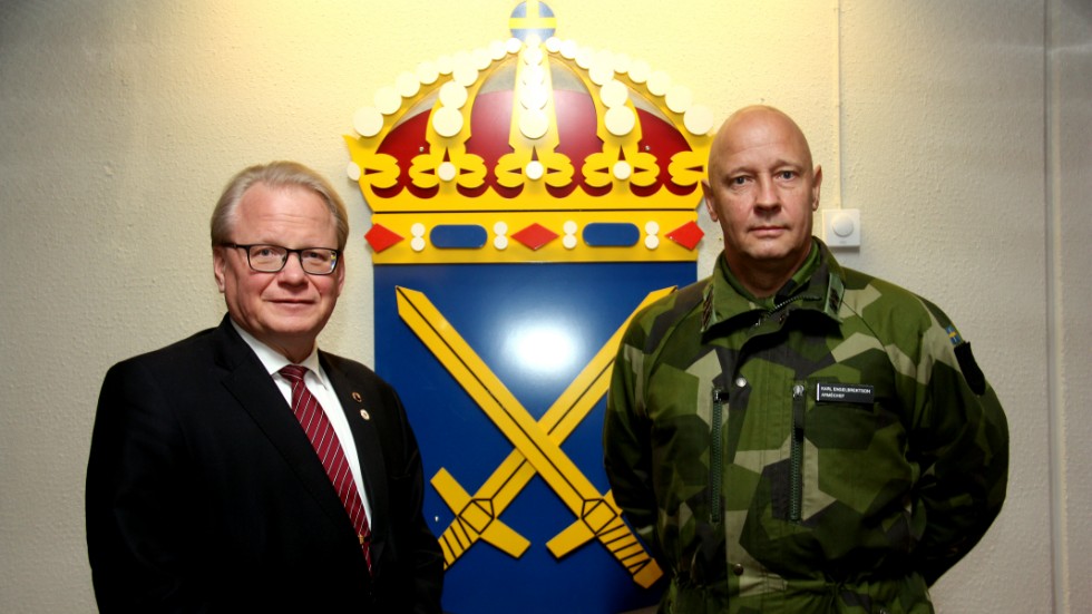 Försvarsminister Peter Hultqvist och arméchef Karl Engelbrektson hade ett samtal om bland annat utbildningen av värnpliktiga.