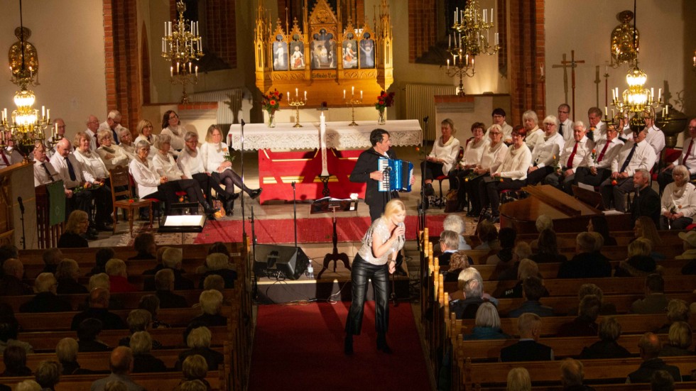 Åsa Sjöberg sjunger och Claes Lövgren spelar dragspel vid höstkonserten i Hällestad kyrka.