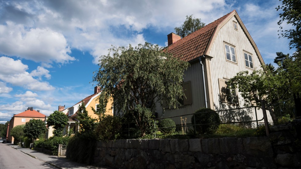 En hel av bostadsproblemen kan lösas om man tar bort  reavinstskatten, skriver Gunvor Sundström.