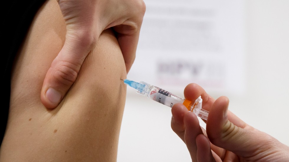 Flickor har vaccinerats mot hpv sedan 2010, men då bedömdes inte pojkarna behöva vaccinet. Sedan dess har ny kunskap kommit fram om hur hpv även drabbar män.