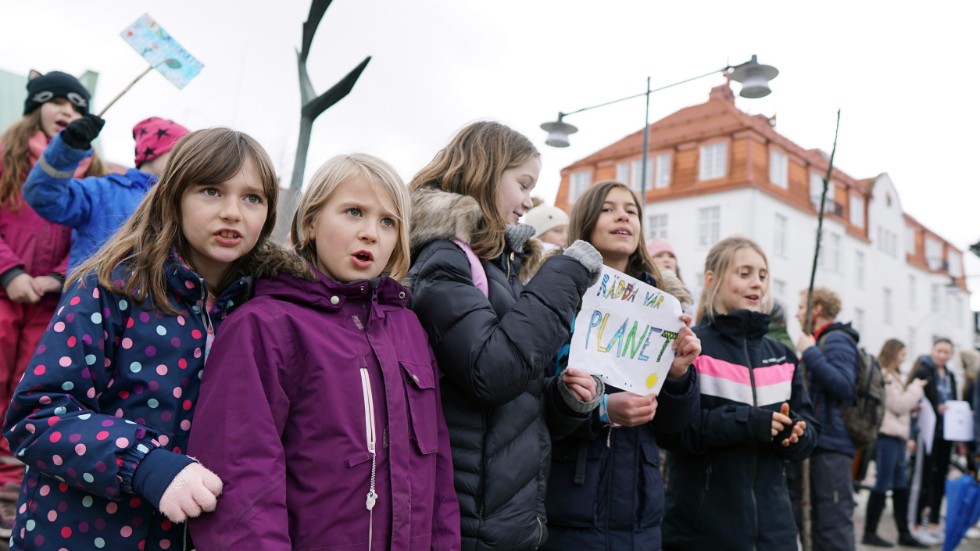 Skolelever och vuxna sjöng tillsammans för klimatet på Stora Torget i Västervik våren 2019. På fredag den 20 september är det dags för global skolstrejk. 