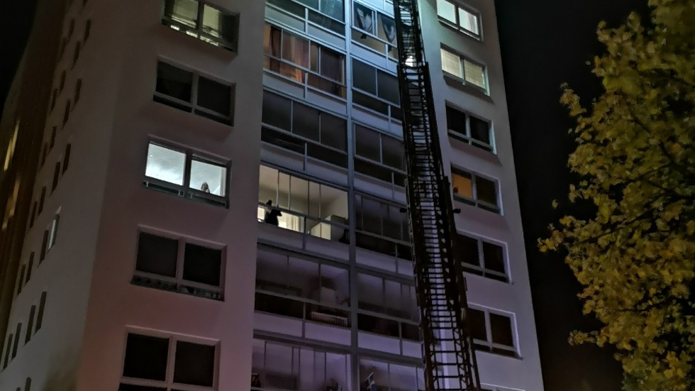 Räddningstjänsten larmades till Hageby efter att ett brandlarm började ljuda och kontrollerar om det brinner högt uppe i flerfamiljshuset på Timmermansgatan.