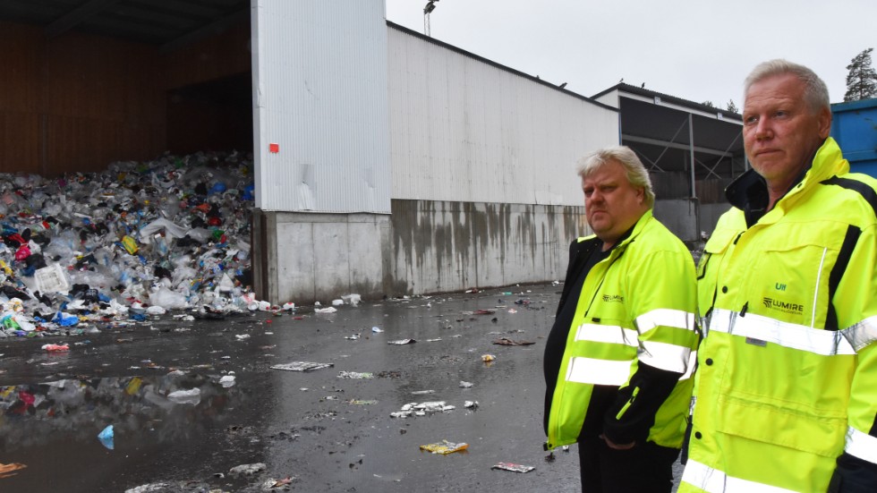 Drygt en veckas insamlad plast från Luleå och återvinningsstationer i länet. En liknande anläggning finns i Piteå. 14 000 ton samlas in varje år enligt Mikael Henriksson och Ulf Almqvist, produktionsledare respektive affärsområdeschef vid Lumire.