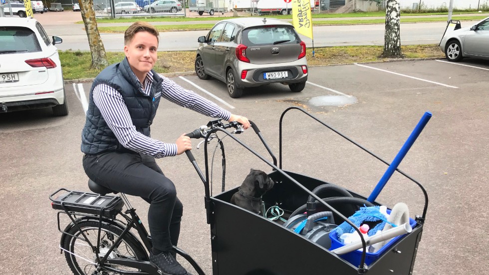 Städarnas vd Mathias Bardland på en av företagets nya elcyklar. Mopsen Doris får också åka med. 