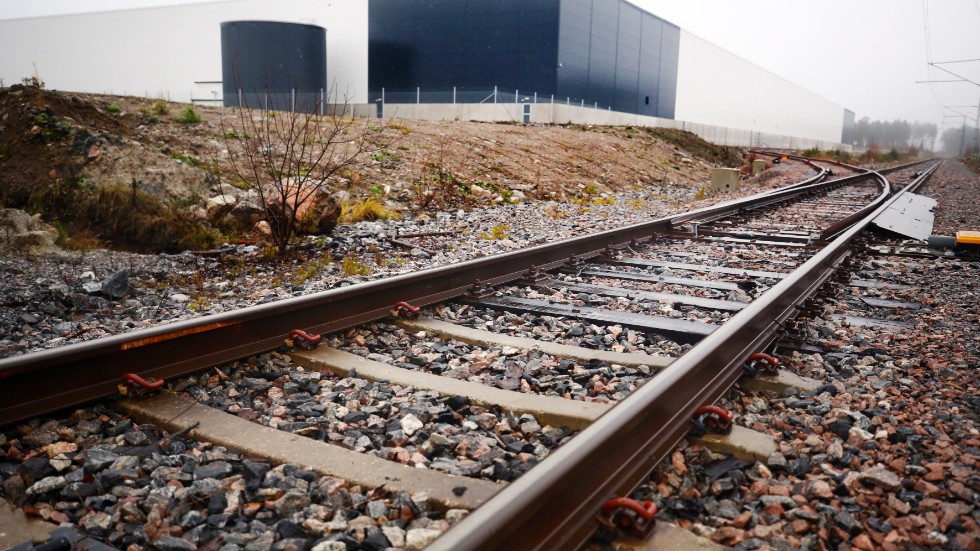 Ungefär 35 procent av Coops varutransporter går på tåg idag. Det nya lagret i Eskilstuna logistikpark ligger bra till då tågspår går genom området.