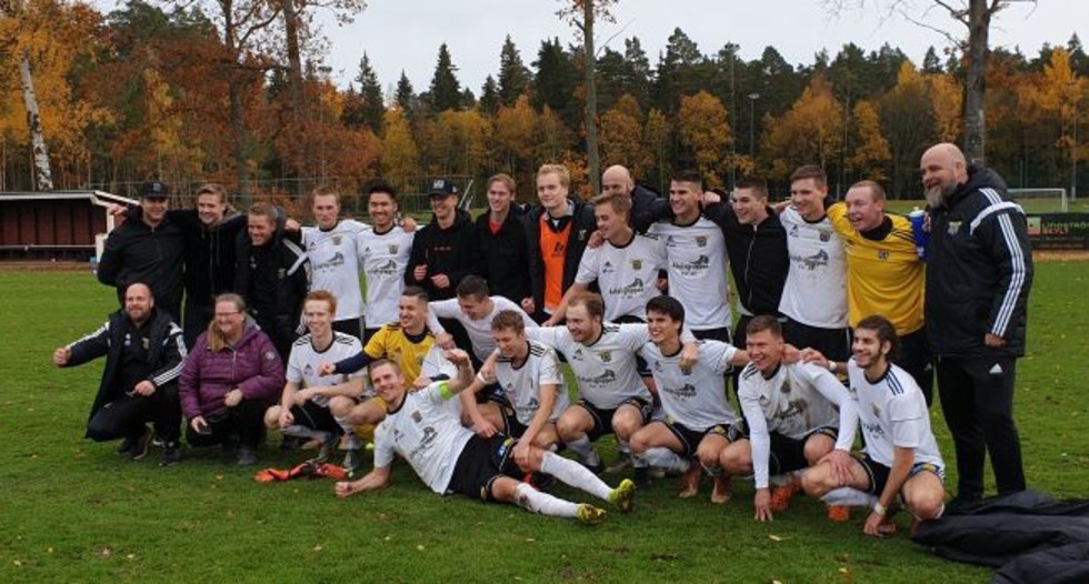 Segerjubel när Malmslätts AIK gick upp till division 3.