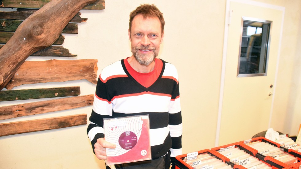 Kjell Persson från Tranås med en av sina rariteter. En tidig singel av Status Quo som är tillverkad i Nya Zeeland i slutet av 1960-talet.