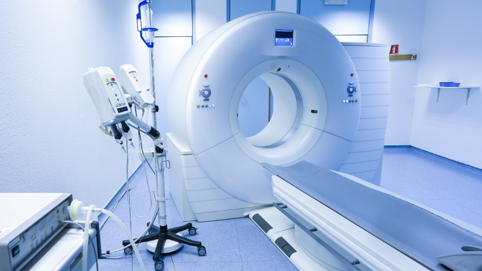Olyckan där en sköterska fastnade i en magnetkamera skulle inte kunna inträffa på US eller lasarettet i Motala, menar Mathias Axelsson, verksamhetschef på röntgenklinikerna i Linköping och Motala.