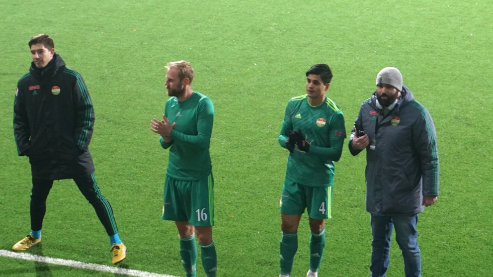 Dillan Ismail (nr 4) och Dalkurd tackade publiken efter matchen.