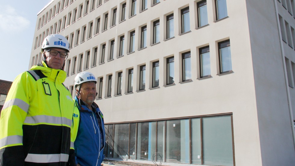 Bahcos vita kontorshus har omvandlats till ungdomslägenheter, Johan Jansson och Leif Lind från EHB är nöjda med ombyggnaden.