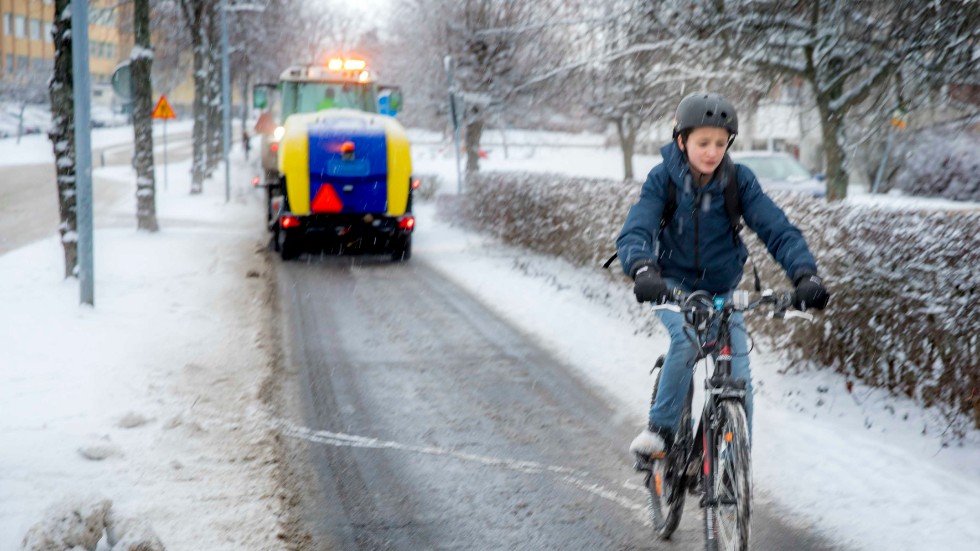 Förra vinterns sopsaltning i Katrineholm. Snö och is smälter ner till barmark och gör det lätt att gå och cykla på stråken.