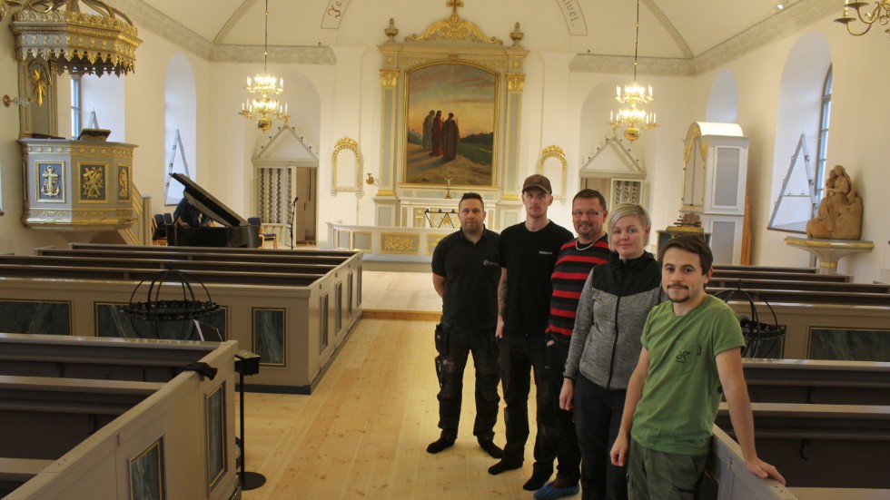 Efter en omfattande renovering är det dags att återinviga Lönneberga kyrka. På bilden Marcus Samuelson, Henrik Petersson, Jörgen Petersson, Elin Dahlström och Jimmy Elfving.