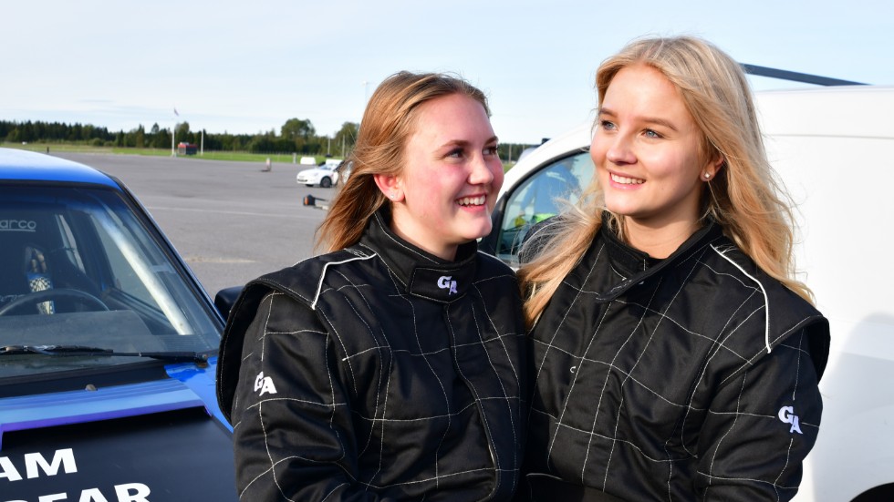 Första tävlingen efter den våldsamma kraschen i Films rallysprint i juni. Julia (t v) och Sarah Nilsson har klarat av lite mer än fem mils specialsträckor i Bresontrofén som ingår i DM.
