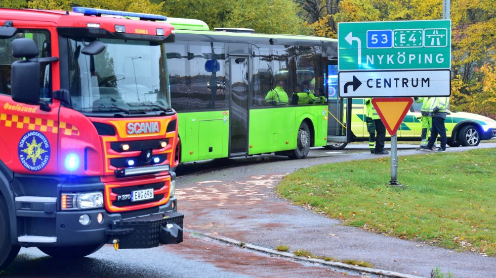 Tre personer satt i bilen och sex i bussen, enligt räddningstjänsten.