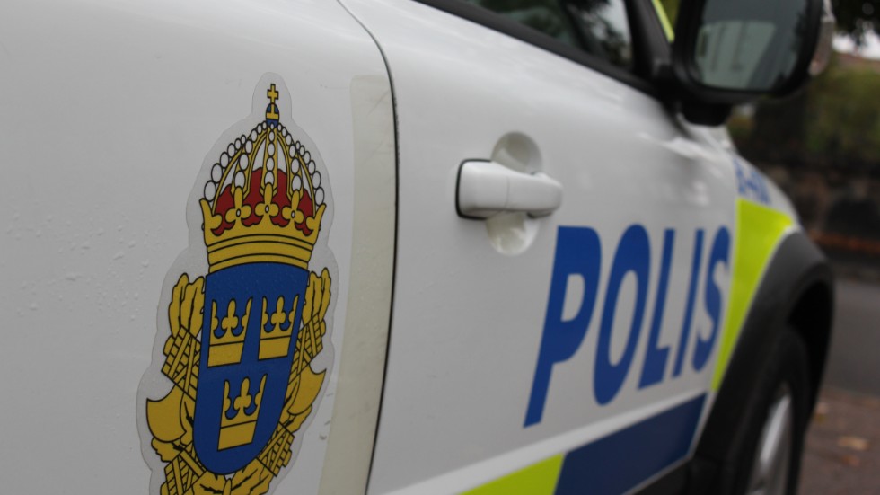 Två par joggingskor ska ha blivit bytet vid ett anmält bostadsinbrott i Lönneberga.