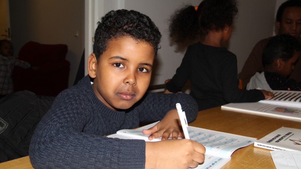 "Det går bättre i skolan", säger sjuåriga Mohamed Abdela som är en av alla barn som är med på läxhjälpen.